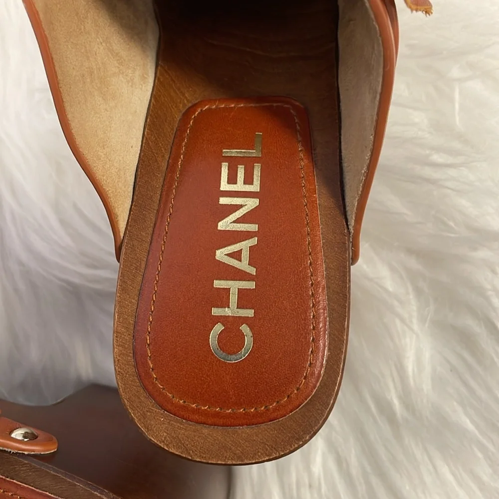 CHANEL leather clog